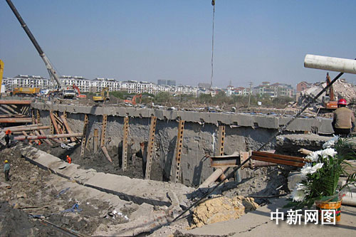 杭州市民自发到地铁坍塌现场献花 悼念遇难者